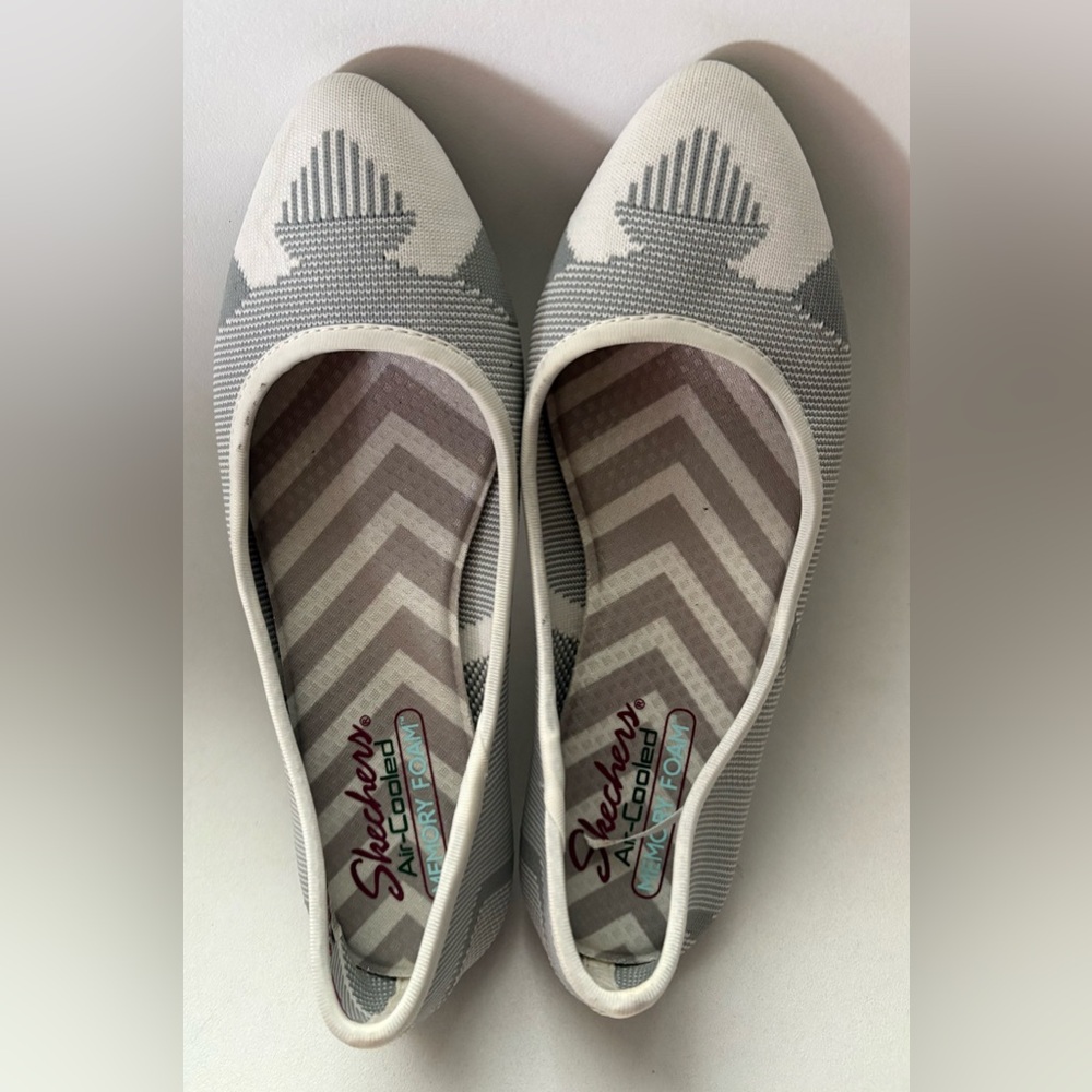 Skechers Women's Gray and White Patterned Flats